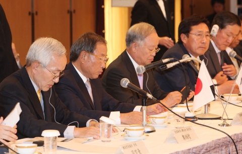 ‘한일경제인 간담회’에 참석한 사진 왼쪽부터 정병철 전경련 상근부회장, 조석래 전경련 회장, 손경식 대한상의 회장, 김기문 중소기업중앙회 회장, 허창수 GS그룹 회장.