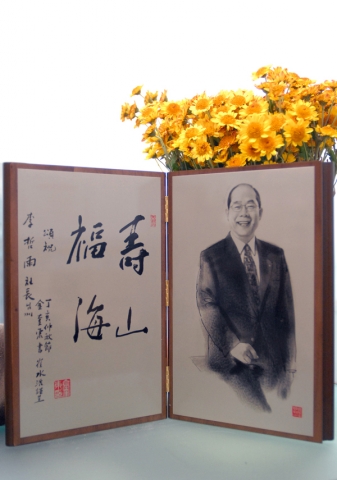 롯데백화점 이철호 사장에게 전달한 인물 기념패. 개인 선물용으로도 인물 상패가 선호되는 추세다.
