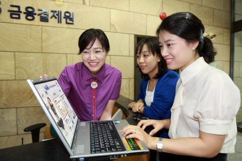 KT IT서포터즈가 고객(주부)에게 인터넷 금융 거래 방법에 대해 설명해주고 있다.