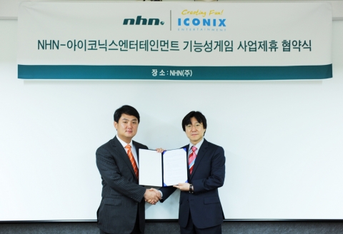 NHN㈜ 김정호 한게임 대표(좌)와 ㈜아이코닉스 엔터테인먼트 최종일 대표(우)가 조인서에 서명한 후 악수를 나누고 있다.