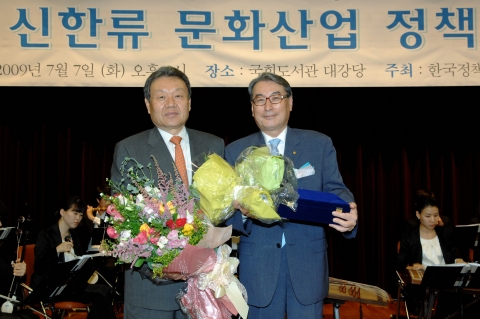 7일 오후 신한류 문화산업 정책 토론회에서 열린 제1회 대한민국 한류산업 대상에서 비씨카드의 한지 카드가 서비스 부문 대상을 수상하였다. 시상식에서 비씨카드 장형덕 사장 (우측) 과 어윤대 국가브랜드 위원회 위원장(좌측)의 기념 촬영 모습