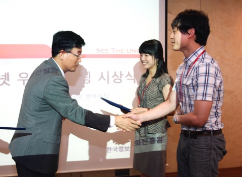 허남철 SK브로드밴드 경영지원부문장이 해피인터넷 우수 멘토에게 상장을 수여하고 있다.