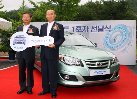 현대차는 13일(월) 경기도 과천시 환경부 청사 정문 앞 주차장에서 이만의 환경부 장관 및 환경부 직원들과 현대차 양웅철 연구개발총괄본부장, 신영동 국내영업본부장을 비롯한 회사관계