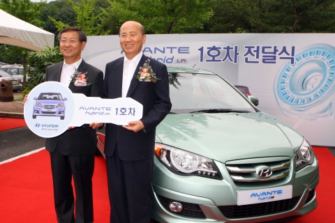현대차는 13일(월) 경기도 과천시 환경부 청사 정문 앞 주차장에서 이만의 환경부 장관 및 환경부 직원들과 현대차 양웅철 연구개발총괄본부장, 신영동 국내영업본부장을 비롯한 회사관계