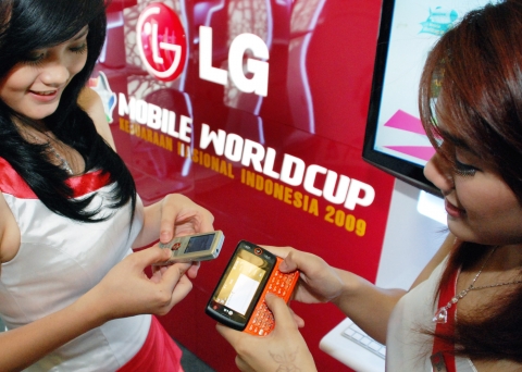 인도네시아 수도 자카르타의 유명 전자 쇼핑몰인 '엠베세데 몰(Ambassador Mall)'에서 LG전자 모델들이 'LG 모바일 월드컵' 경기를