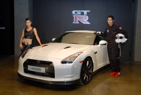멀티 퍼포먼스 수퍼카, 닛산 GT-R 국내 출시