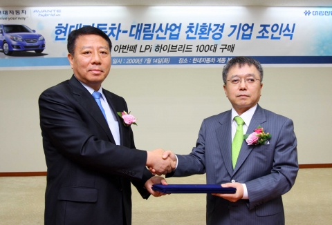 신영동 현대차 국내영업본부장(사진 좌측)과 박종국 대림산업 경영지원본부장(사진 우측)이 업무협약을 체결한 뒤 악수하고 있는 모습