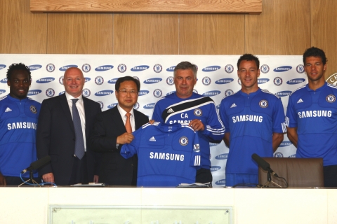 Left to right:  Michael Essien (defender) Peter Kenyon (Chief Executive Chelsea FC) Sang Heung Shin 