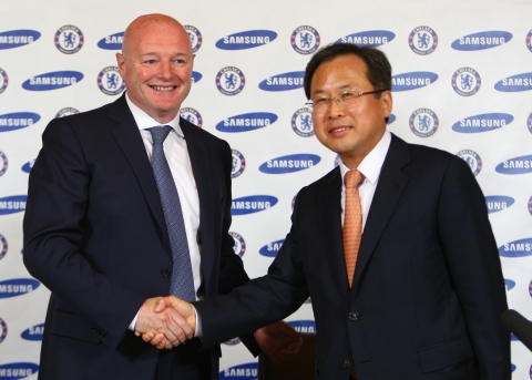 Left to right: Peter Kenyon (Chief Executive Chelsea FC) Sang Heung Shin (President & CEO Samsung El