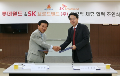 SK브로드밴드는 롯데월드와 제휴를 맺고 초고속인터넷 등 결합상품 신규 및 기존 고객 모두에게 롯데월드 연간이용권, 자유이용권 등 푸짐한 선물을 제공한다고 22일 밝혔다. 한권희 S