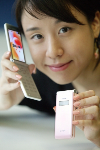 KTFT 직원이 새로 출시하는 ''오디션폰(EV-W530)''을 선보이고 있다.