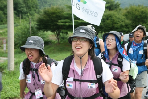 2009 대한민국 희망원정대가 24일 마지막 구간 출발지인 남양주 도심초등학교를 나서며 구호를 힘차게 외치고 있다.