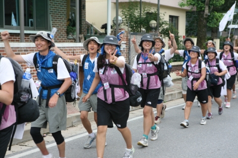 2009 대한민국 희망원정대 마지막 날인 24일 최종 목적지 도착을 앞둔 원정대원들이 손으로 브이(V) 표시를 하며 기뻐하고 있다.