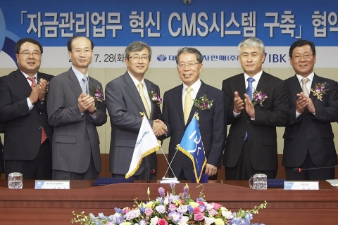 28일 서울 을지로 기업은행 본점에서 윤용로 IBK기업은행장(왼쪽 네 번째)과 이동호 대우자동차판매 대표이사(왼쪽 세 번째)가 '자금관리서비스 시스템 구축' 협약