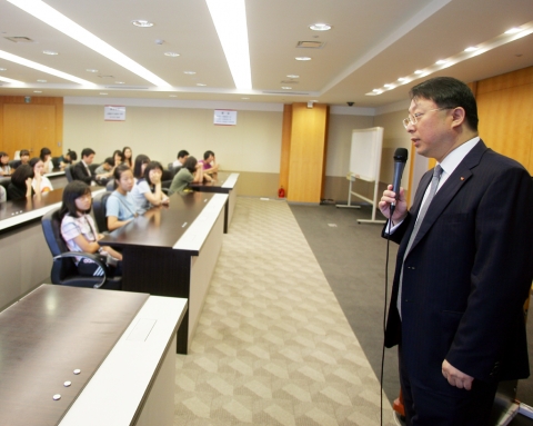 SK텔레콤 박태진 IR담당임원은 29일 오전 11시 SK텔레콤 을지로 본사에서 청소년 50여명을 대상으로 'SK텔레콤과 함께하는 행복직업체험'의 첫번째 강연을 펼