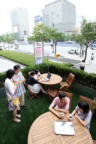 새로워진 광화문 광장에서 멋진 도심의 데이트를 즐기세요
