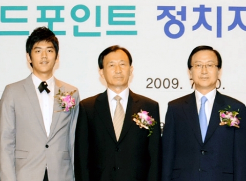 공명선거 홍보대사인 이용대 선수(왼쪽)와 이기선 중앙선거관리위원회 사무총장(중앙), 장명기 외환은행 수석부행장(우측) 이 30일 외환카드 