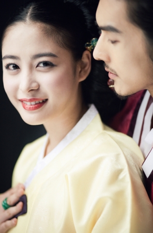 오리엔탈 섹시, 한복의 파격 변신…“한복은 여밈의 미학”