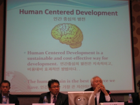 본 국제세미나의 주최자인 이승헌 국제뇌교육협회장이 ‘정신건강을 위한 글로벌연대’라는 주제발표에서 ‘인간 뇌의 근본가치에 대한 중요성과 인식변화’에 대해 강조하고 있다.