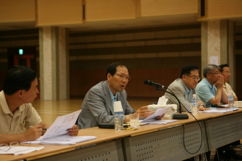 신한카드가 17~18일 양일간 경기도 용인에 있는 신한은행 연수원에서 2009년 확대전략경영회의를 개최했다. 이재우 신한카드 사장(가운데)이 주제 발표자와 토론을 하고 있다.