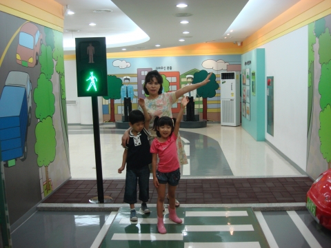 엄마와 함께 횡단보도 건너요