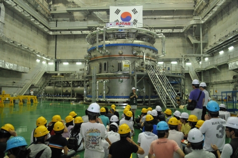 충북과학고 학생 50여 명이 국가핵융합연구소의 핵융합실험장비 K-STAR를 견학, 설명을 듣고 있다.