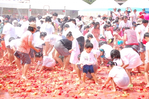 지난 화천 토마토 축제 참가자들 모습