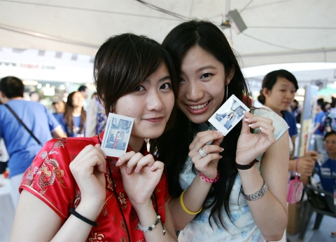 2009 한중일 우정의 페스티벌에 참가한 중국 청소년들이 즉석사진을 찍고 즐거워하고 있다.
