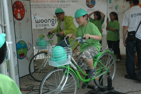 웅진코웨이가 진행하는 &#039;전기 자전거로 친환경 전력 만들기&#039; 활동