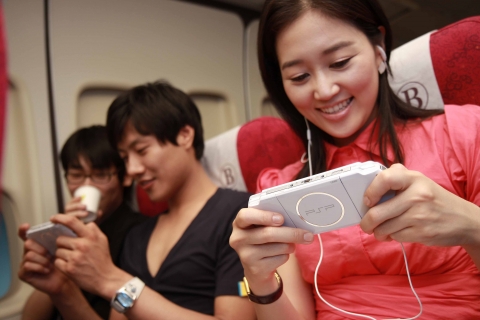 기내에서 PSP®를 즐기고 있는 승객들