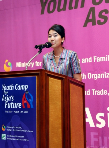 한국청소년단체협의회와 보건복지가족부가 개최한 2009 미래를 여는 아시아청소년캠프 개막식에서 외국청소년대표인 우즈베키스단의 Usarova Sitora Ilhomovna 양(22)이 유창한 한국어로 답사를 하고 있다.