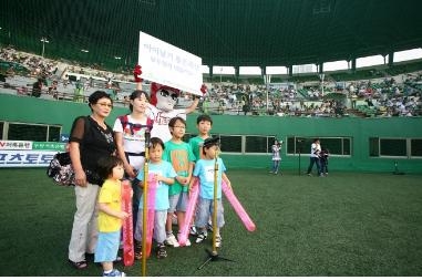 다둥이가족 황운기씨 가족이 히어로즈 마스코트인 턱돌이와 함께 애국가 합창을 준비하고 있다.