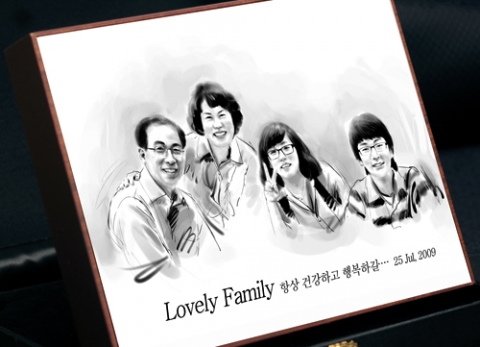 온라인 관상 서비스를 시작한 한국인물화연구소가 최근 제작한 가족 인물화. 사진을 보고 작가가 수작업으로 그린 작품이다.