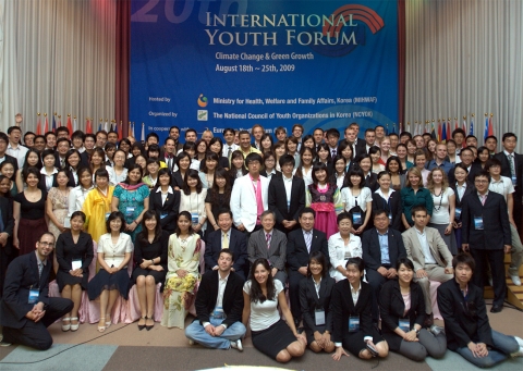 한국청소년단체협의회와 보건복지가족부가 개최한 &#039;국제청소년포럼(International Youth Forum) 이 8월 19일 국제청소년센터에서 전 세계 33개국 130여명의 대학생 및 청년들이 참가한 가운데 개막식을 갖고 본격적인 활동에 들어갔다.