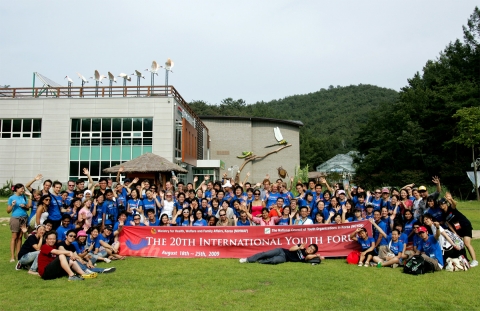 한국청소년단체협의회와 보건복지가족부가 개최한 국제청소년포럼에서 130여명의 각국 대학생, 청소년들이 우포늪에서 생태체험을 한후 기념사진을 촬영하고 있다.