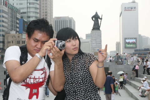 광화문 광장에서 사진촬영을 하는 시각장애인과 이를 도와주는 멘토