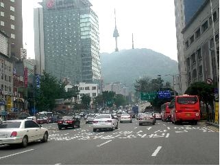 서울시는 회현고가차도를 철거하여 평면교차로로 조성하고, 횡단보도를 신설하여 보행자의 이동 편의를 높일 계획이다.