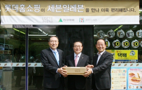 7월 30일(목) 세븐일레븐 목동 직영점에서 편의점 상품 회수 업무 제휴를 마치고 현대택배 박재영 대표(좌), 롯데홈쇼핑 신헌 대표(가운데), 코리아세븐 주우환 대표(우)가 포즈를