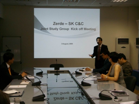 지난 3일 카자흐스탄 아스타나에 소재한 Zerde 본사에서 SK C&C와 Zerde 관계자들이 모여 Joint Study Group(공동 연구 그룹) 발족식을 갖는 모습