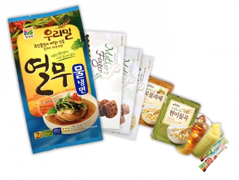 (좌로부터) 대상FNF 청정원 ‘우리밀 열무 물냉면’, 롯데제과 ‘마더스핑거’, 웅진식품 ‘아침햇살 우리땅이 키운 곡물과채’, ‘아침햇살 우리땅이 키운 현미칠곡’, 할리스커피 &#