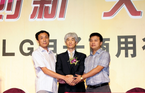 LG전자가 지난달 광저우에서 BS(Business Solution)신제품 발표회를 열고, 딜러들과 전략적 제휴를 체결했다. (왼쪽부터 시안방위엔 전기 장위엔지(張遠基) 총경리, L