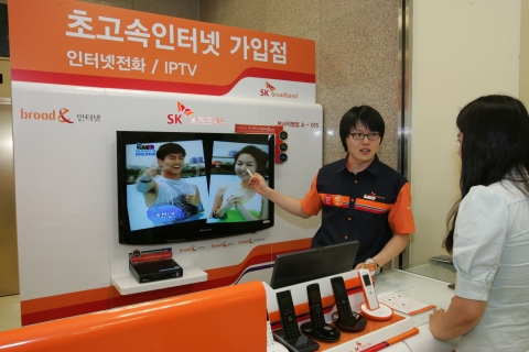 SK브로드밴드는 전국 주요 87개 이마트 매장에 입점을 마치고 대면영업에 적극적으로 나선다고 11일 밝혔다. 이마트 양재점을 방문한 고객이 SK브로드밴드 상담원에게 통신 서비스를 
