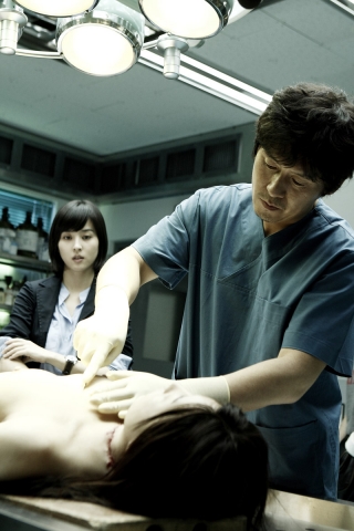 ‘용서는 없다’ 설경구, 냉철한 부검의로 완벽 변신