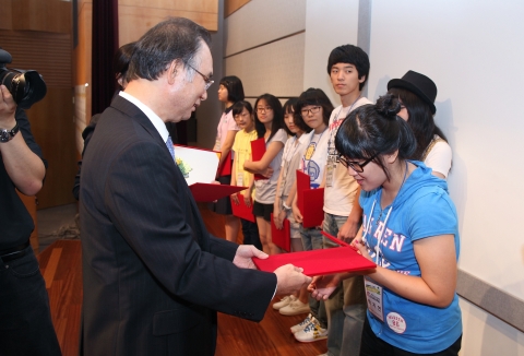 김영수 LG CNS 부사장 (사진 왼쪽)이 올해 선발된 장학생들에게 장학증서를 수여하는 모습.