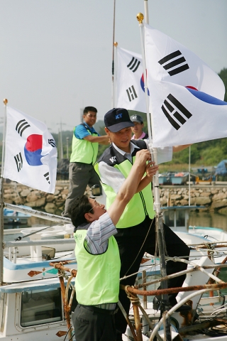 KT, 서해 최북단 백령도 어선에 ‘나라사랑 태극기 달기’ 봉사활동