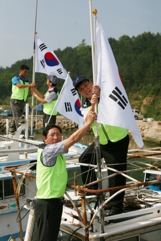 KT, 서해 최북단 백령도 어선에 ‘나라사랑 태극기 달기’ 봉사활동