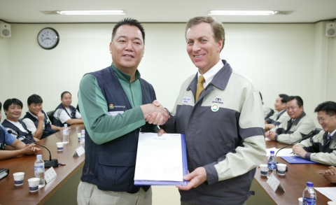 GM DAEWOO는 13일 오후 마이클 그리말디 GM DAEWOO 사장(사진 오른쪽)과 이남묵 전국금속노동조합 GM대우자동차지부장(사진 왼쪽)이 참석한 가운데 '2009년