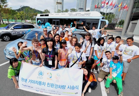 유넵툰자세계어린이청소년환경회의에 참석한 각국 어린이 대표들이 현대기아차의 친환경차량 시승식에 참가한 모습.