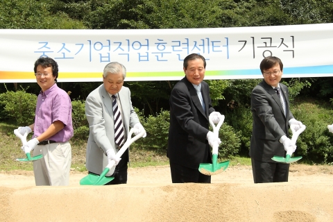 기공식에 참석한 귀빈들이 시삽 행사를 진행하고 있다. 좌측부터 청강문화산업대학 산학협력처 이경학 단장, 한동건설(시공사) 신항철 대표이사, 청강문화산업대학 김영환 총장, KT 무선