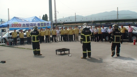 지난 18일 민관군 합동으로 시행된 소방대피 종합훈련에서 코레일(한국철도공사) 강원지사 직원들이 동해소방서 직원으로부터 소화기 사용에 대한 교육을 받고 있다.